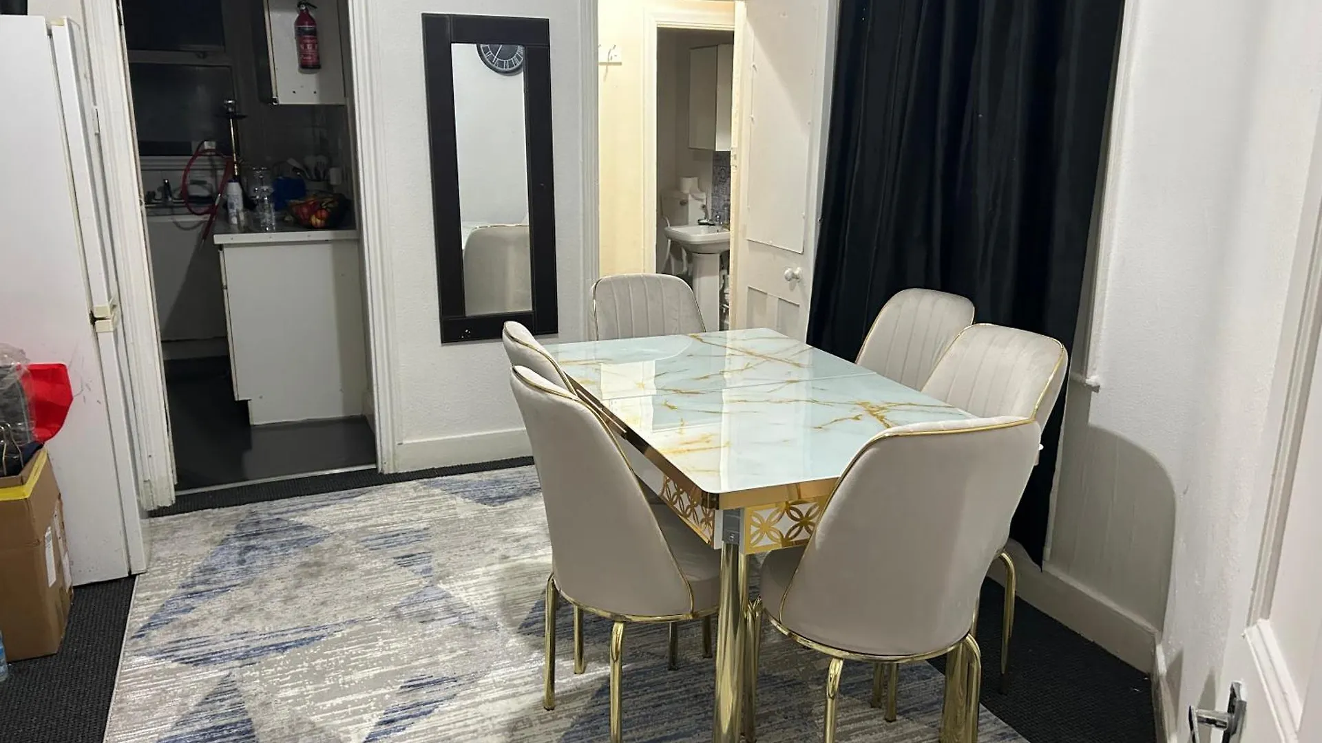House With Private Garden Apartment London